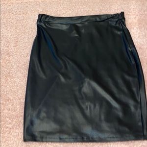 💕Black zip up leather like skirt